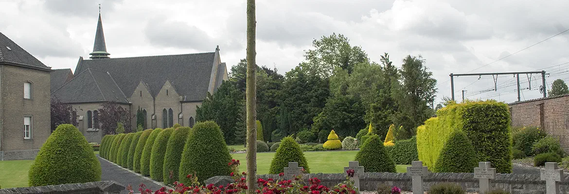 Buitenzicht vanop het kerkhof in de tuin