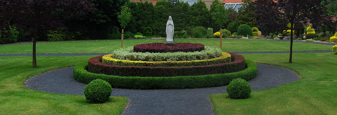 Zicht op het Mariabeeld in de tuin