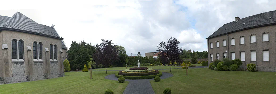 Zicht op de kloostertuin